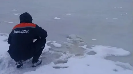 Прослойка воды все еще остается между льдом и снежным покровом на реке Пахре в Подольске