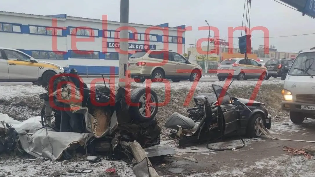 BMW разорвало пополам: подростки влетели в столб в Подмосковье