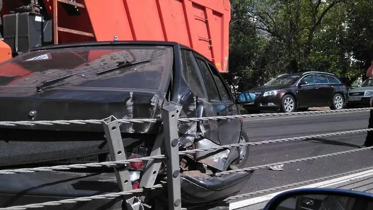 Автомобиль зажало между КамАЗом и отбойником в результате ДТП в поселке Люберец