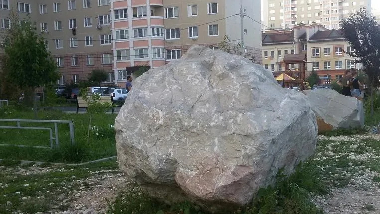 В микрорайоне Кузнечики в Подольске установили третий камень из города‑героя
