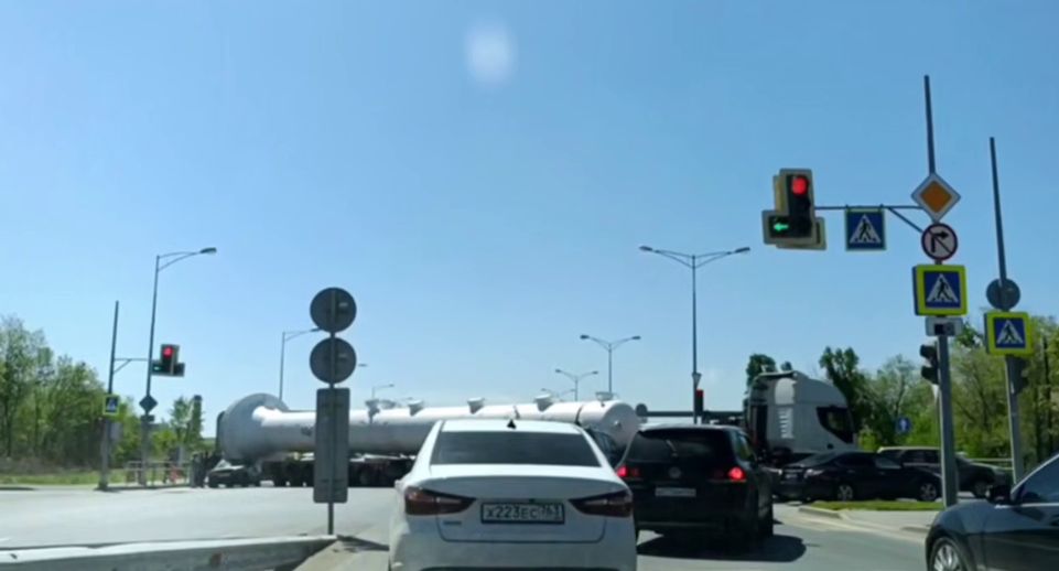 Огромная труба водовода застряла на трассе в Самаре