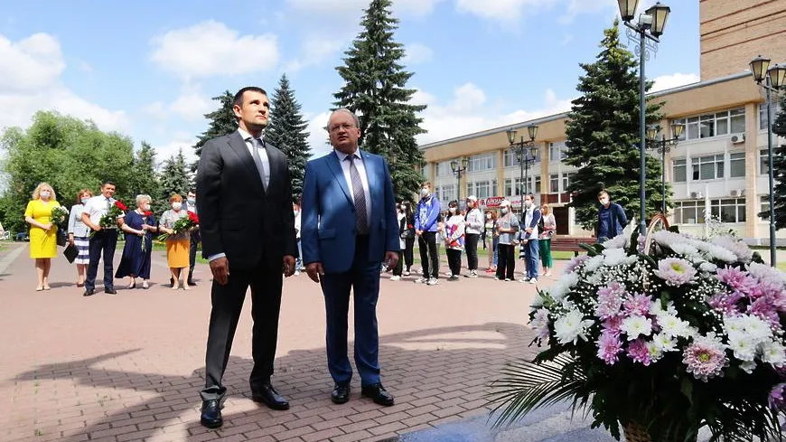 Глава Реутова возложил цветы к памятнику академика Челомея