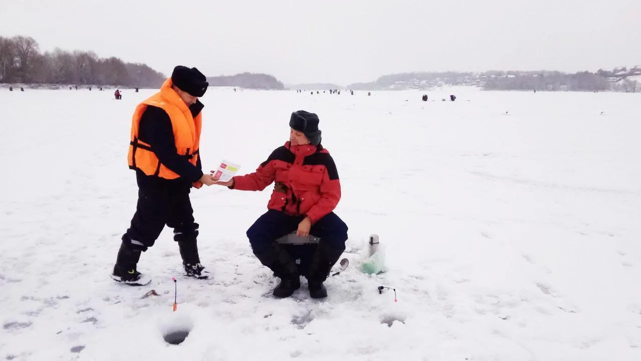 Рыбакам о мерах безопасности при нахождении на льду водоема