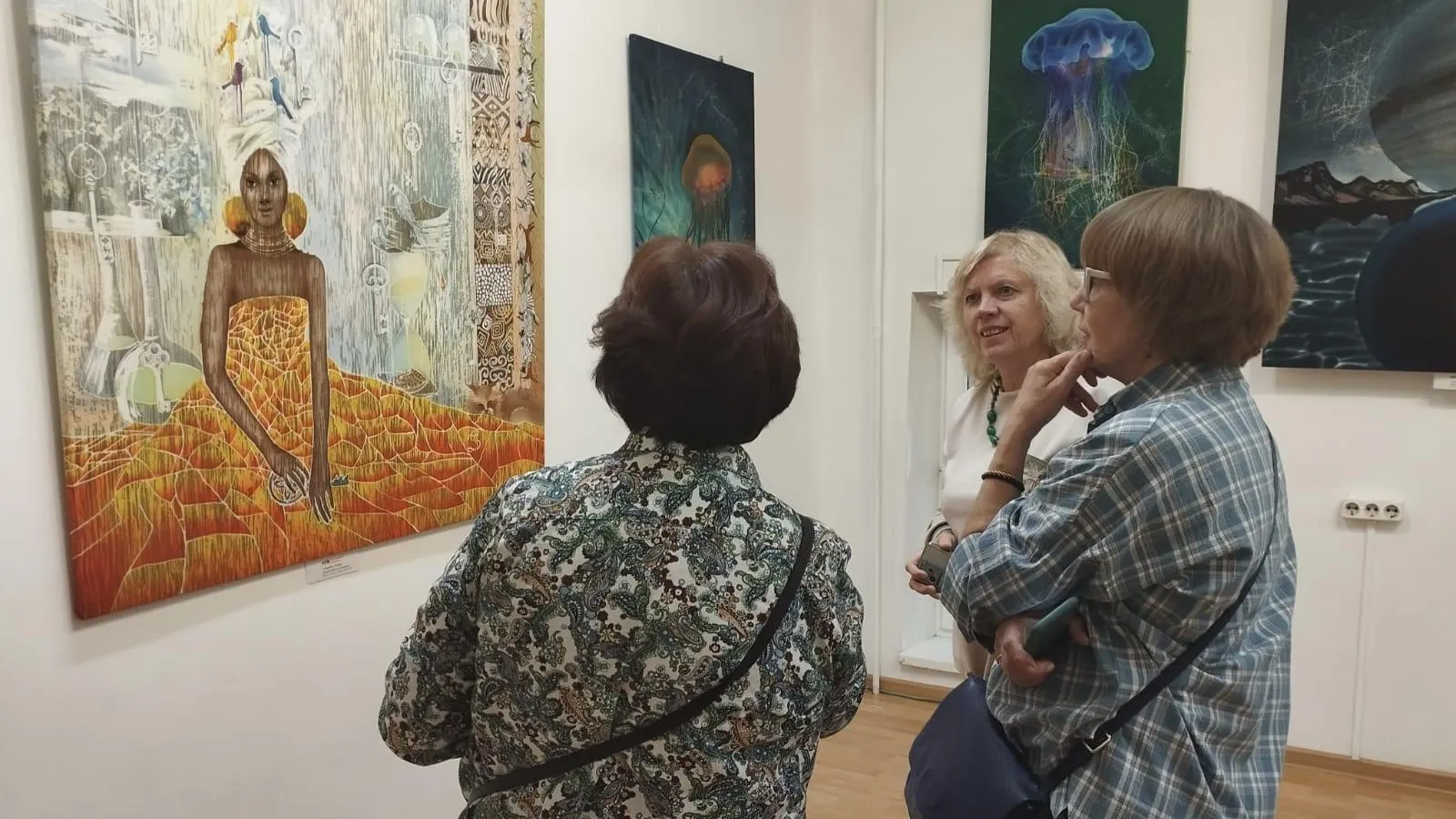 В Реутове стартовала выставка в технике батика