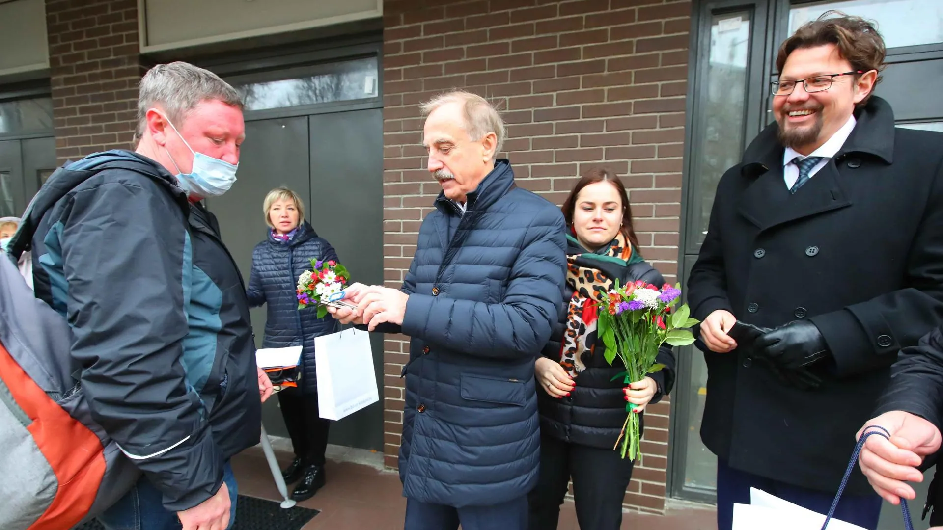 Владимир Ружицкий вручил ключи новоселам ЖК в поселке Красково