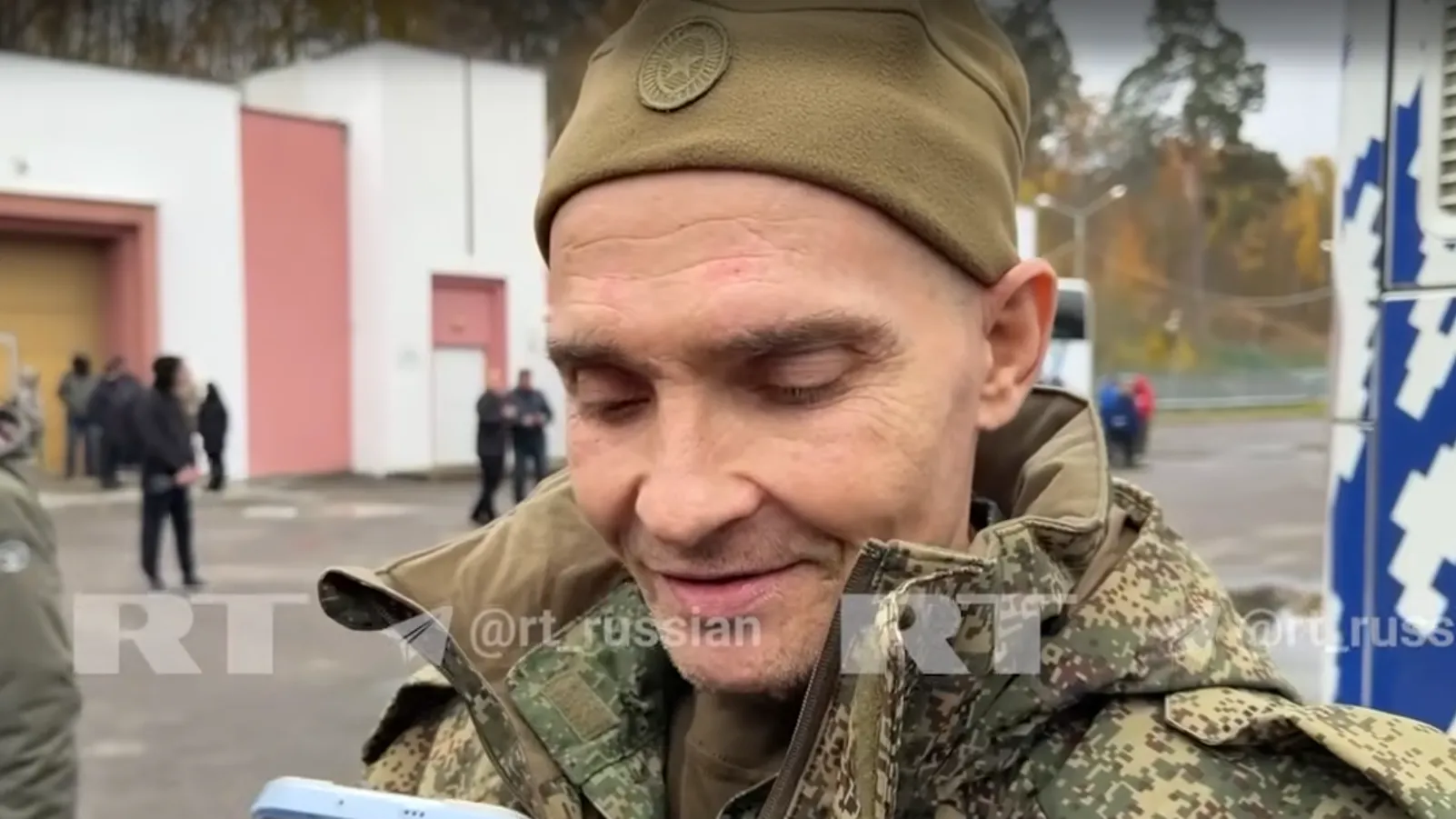 RT опубликовал кадры первого звонка семье бойца после обмена с Украиной