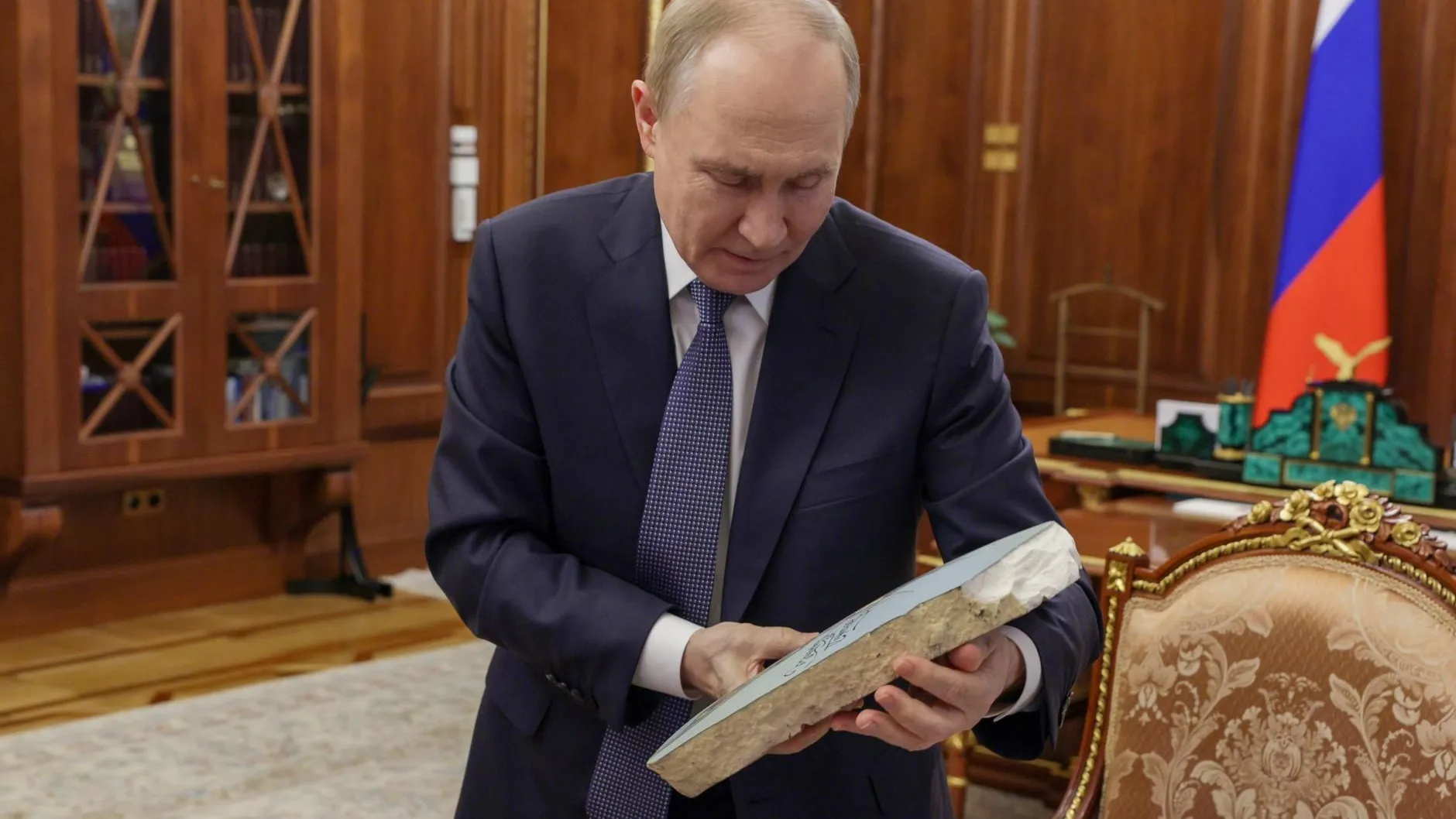 Гладков подарил Путину картину девушки из Белгорода на обломке боеприпаса С-400