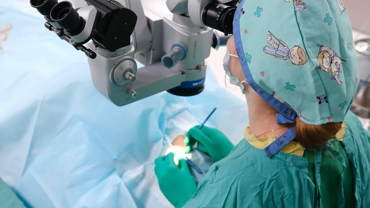 В Подмосковье число операций на глаза выросло на 20% в 2025 году