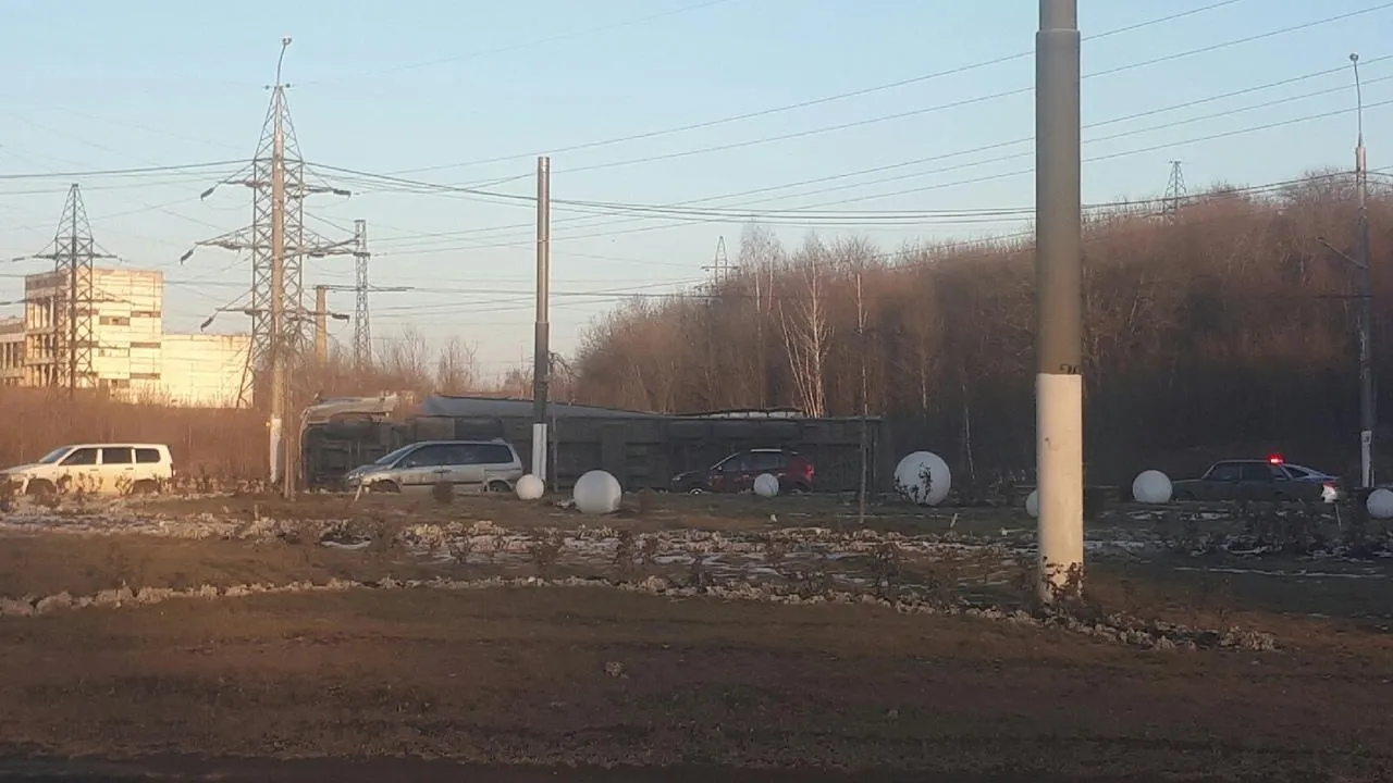 Фура перевернулась на бок на Комсомольской улице в Подольске