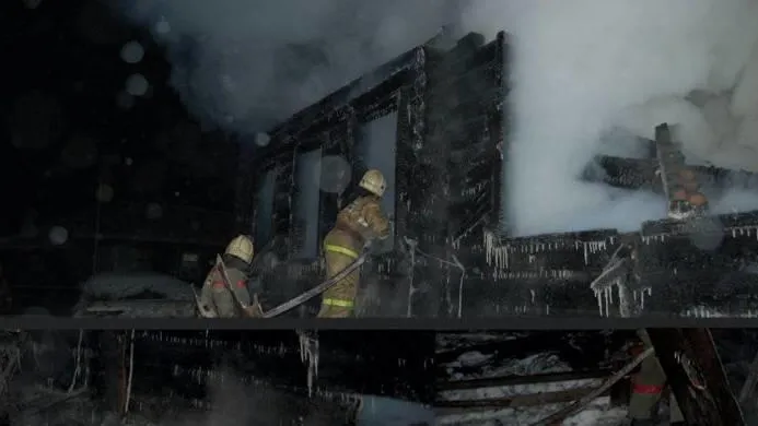 2,5 часа тушили загоревшееся нежилое здание в Балашихе