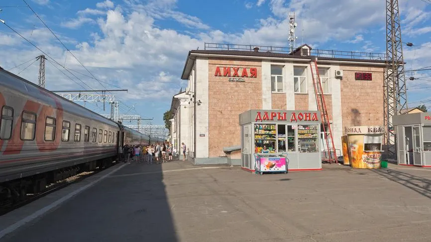 БЖД: поезд Адлер-Гомель/Минск задержался из-за повреждений сети на станции Лихая