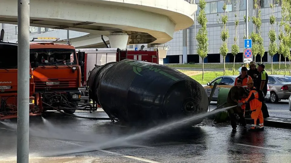 Бетономешалка перевернулась на эстакаде на юго-востоке Москвы