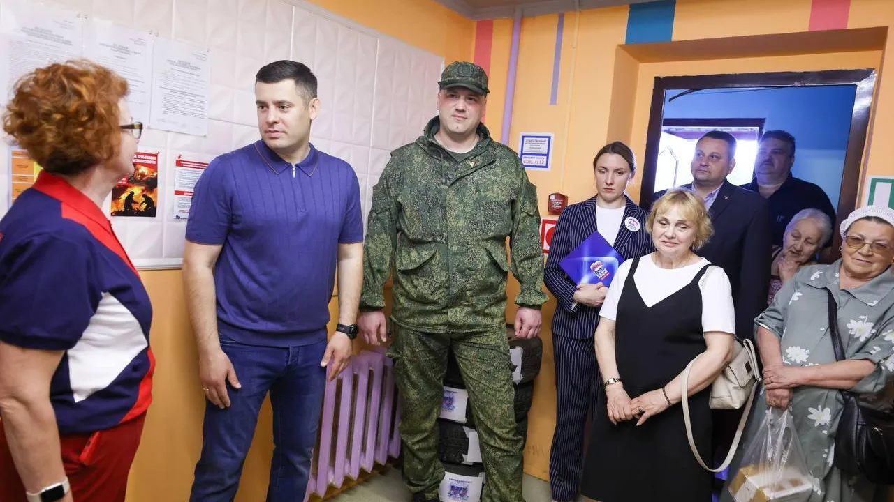 Глава Подольска передал волонтерам металлоискатели и гумпомощь для оправки на СВО