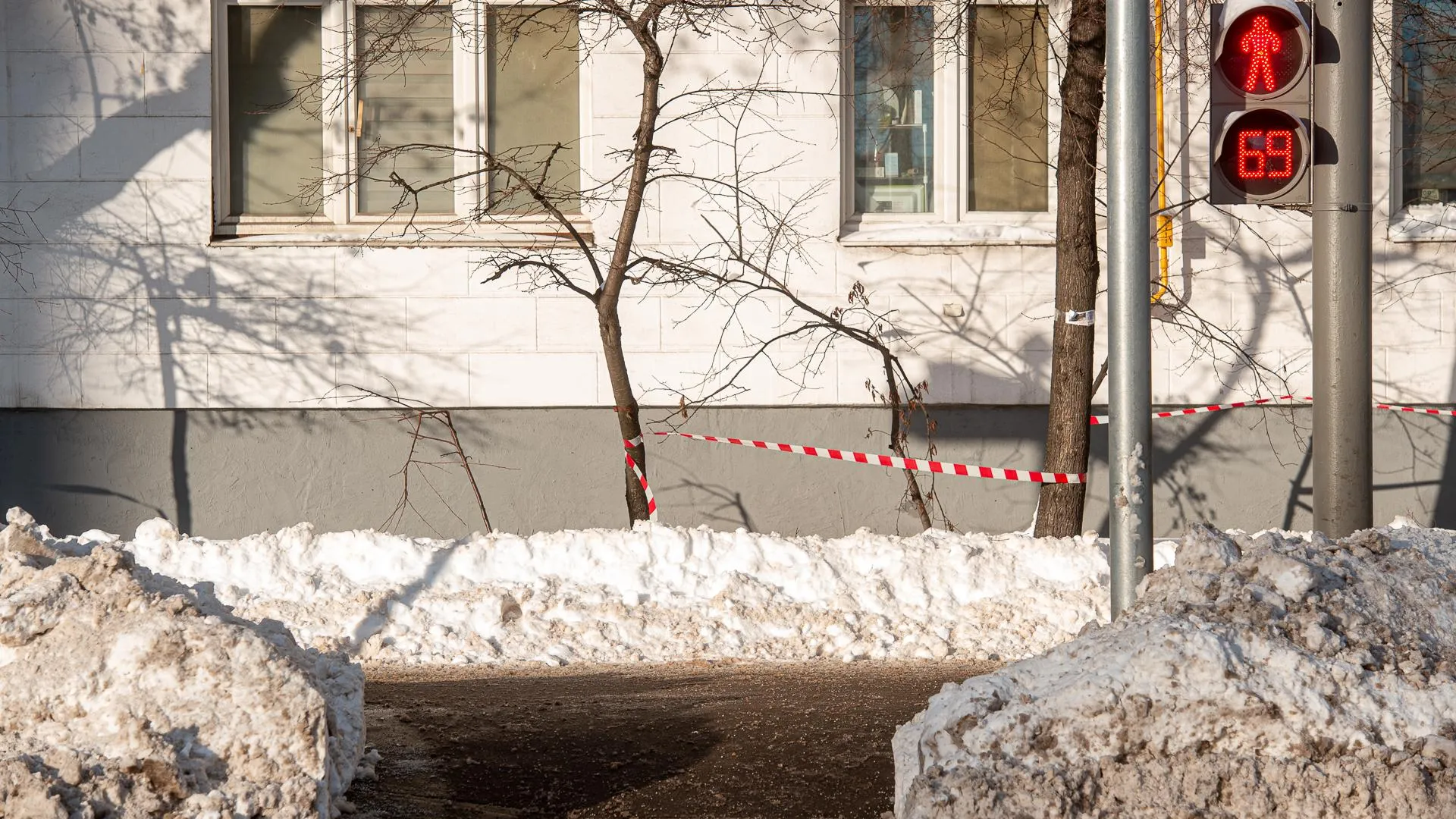 В Москве школьница сломала два позвонка после падения в сугроб со второго этажа