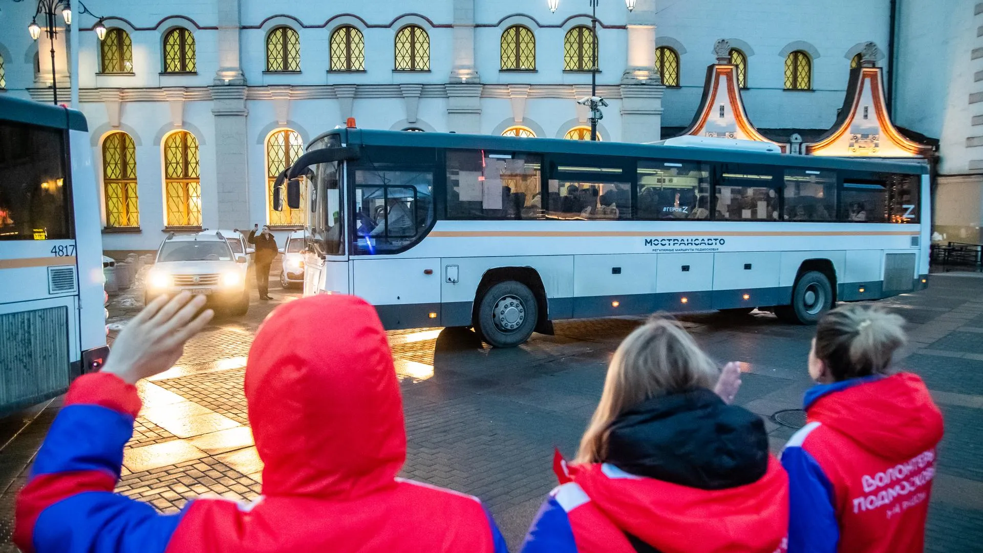 Автобусы «Мострансавто» доставили беженцев из Донбасса в пункт временного проживания