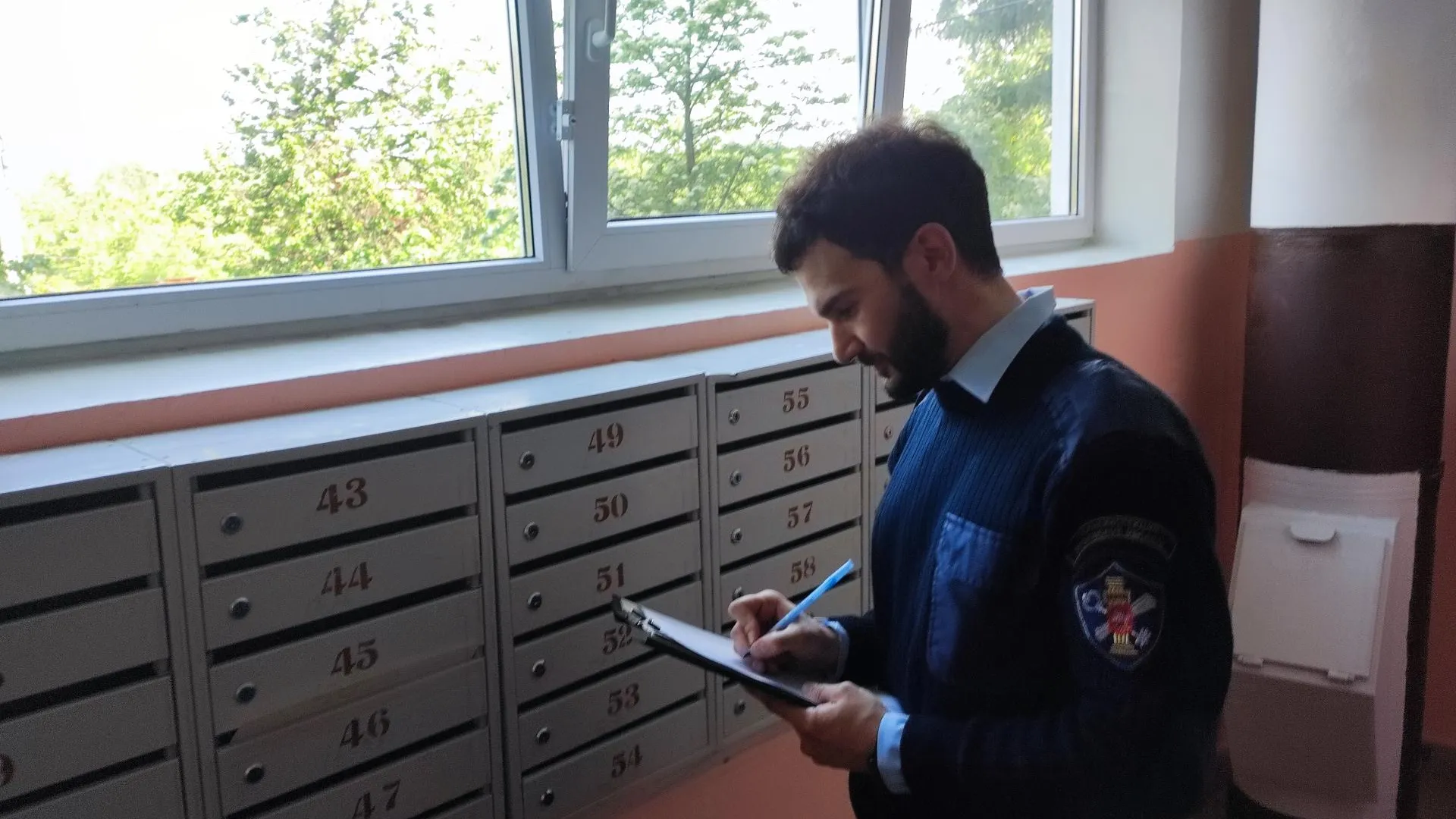 В Красногорске выполнили косметический ремонт подъезда дома на улице Карбышева