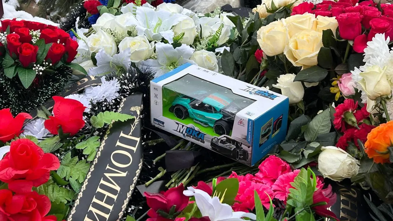 В Петербурге принесенные на похороны убитого Паши игрушки отправят в детдом