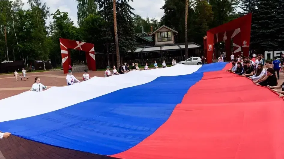 Большой триколор развернули в Балашихе 12 июня