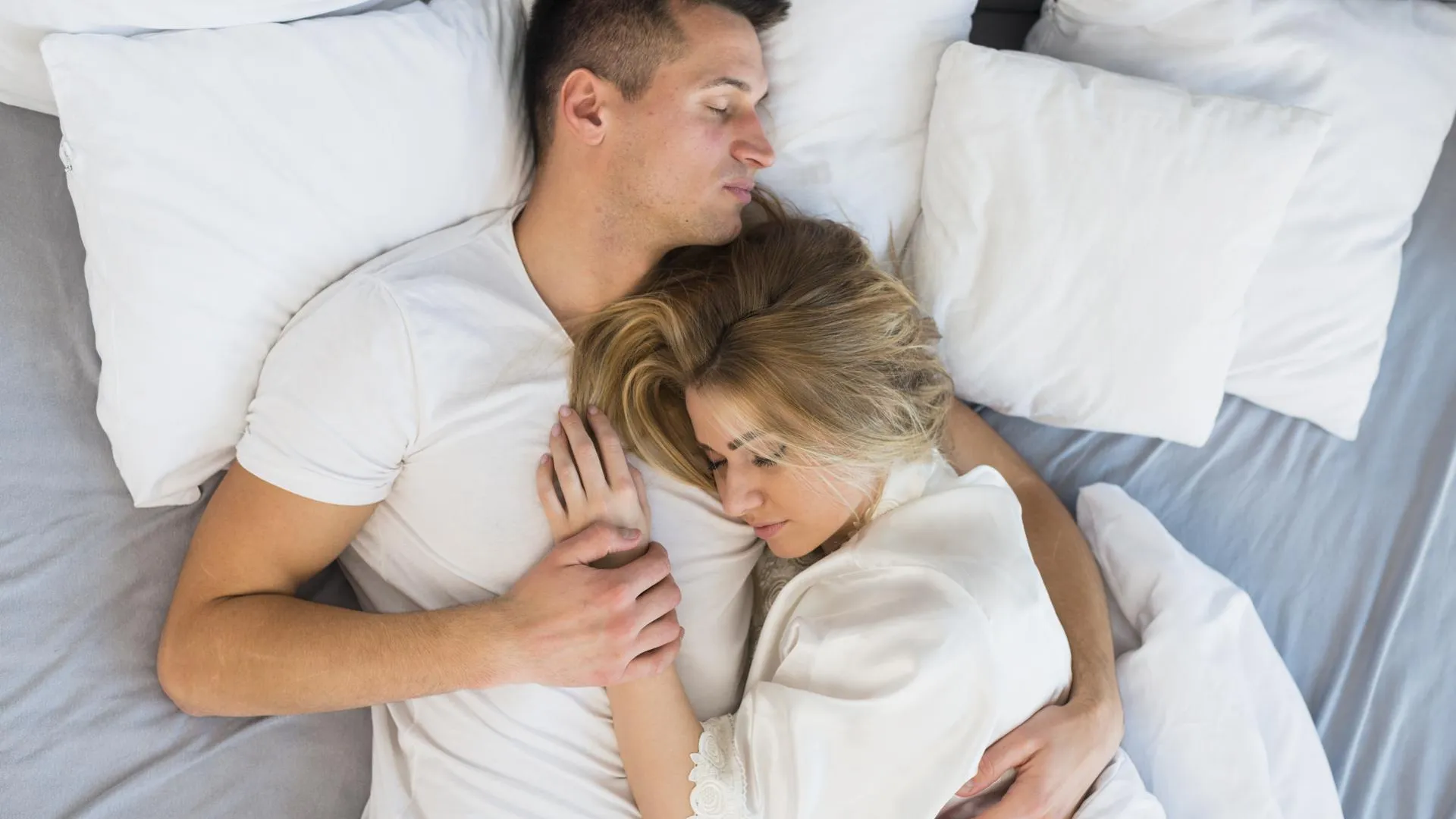 Психотерапевт объяснил пользу совместного сна супругов