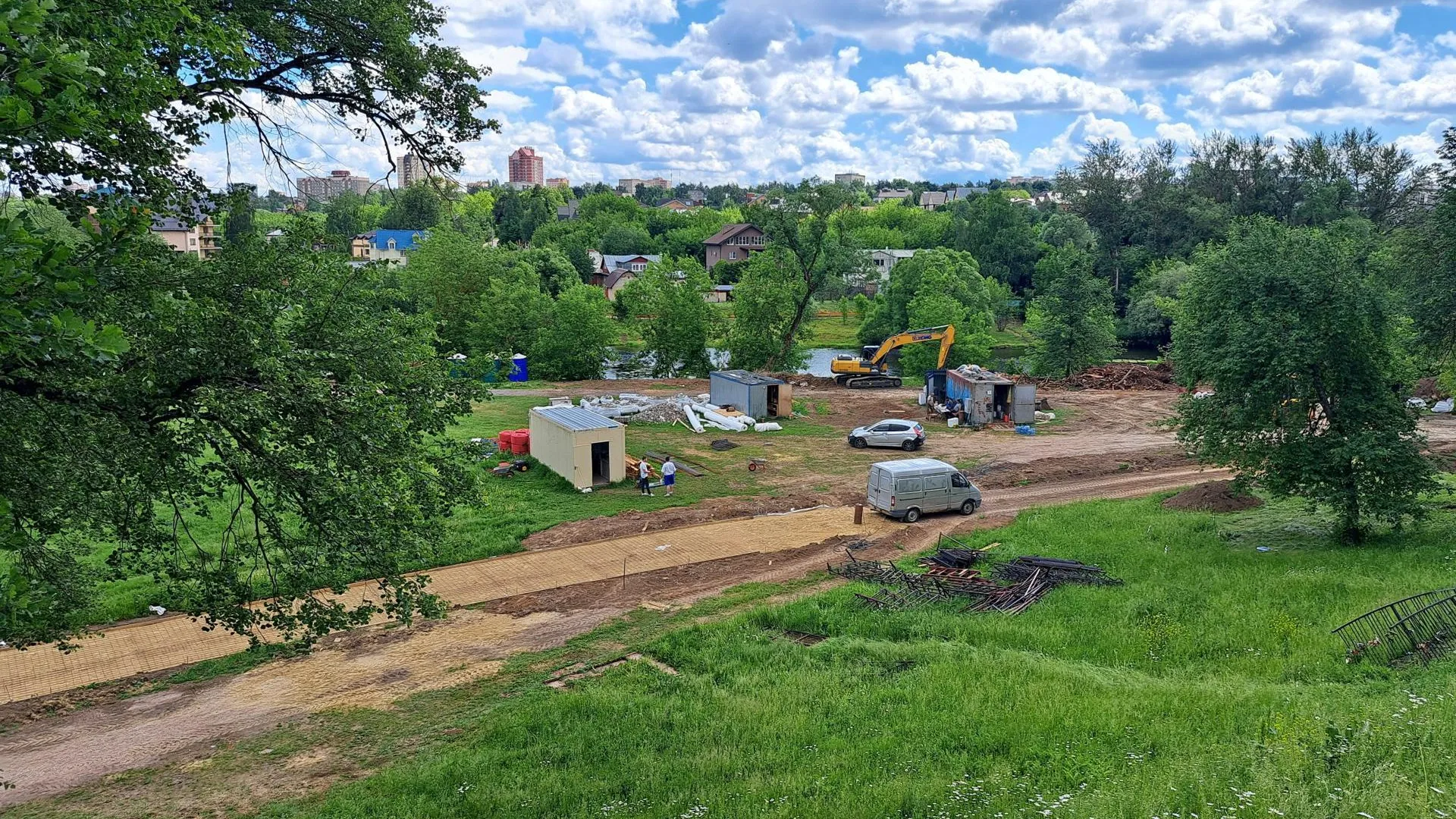 В поселке Дубровицы Подольска идет благоустройство набережной