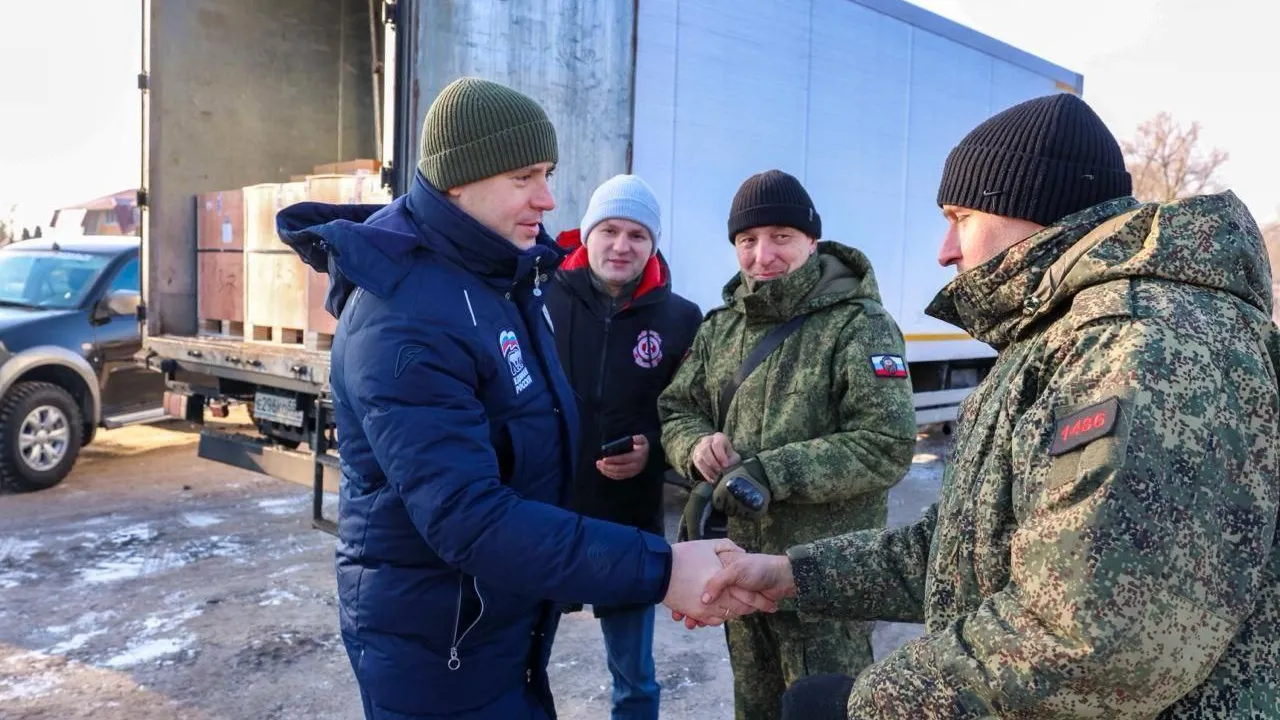 Глава Подольска с делегацией привез внедорожник и спецтехнику на передовую бойцам СВО