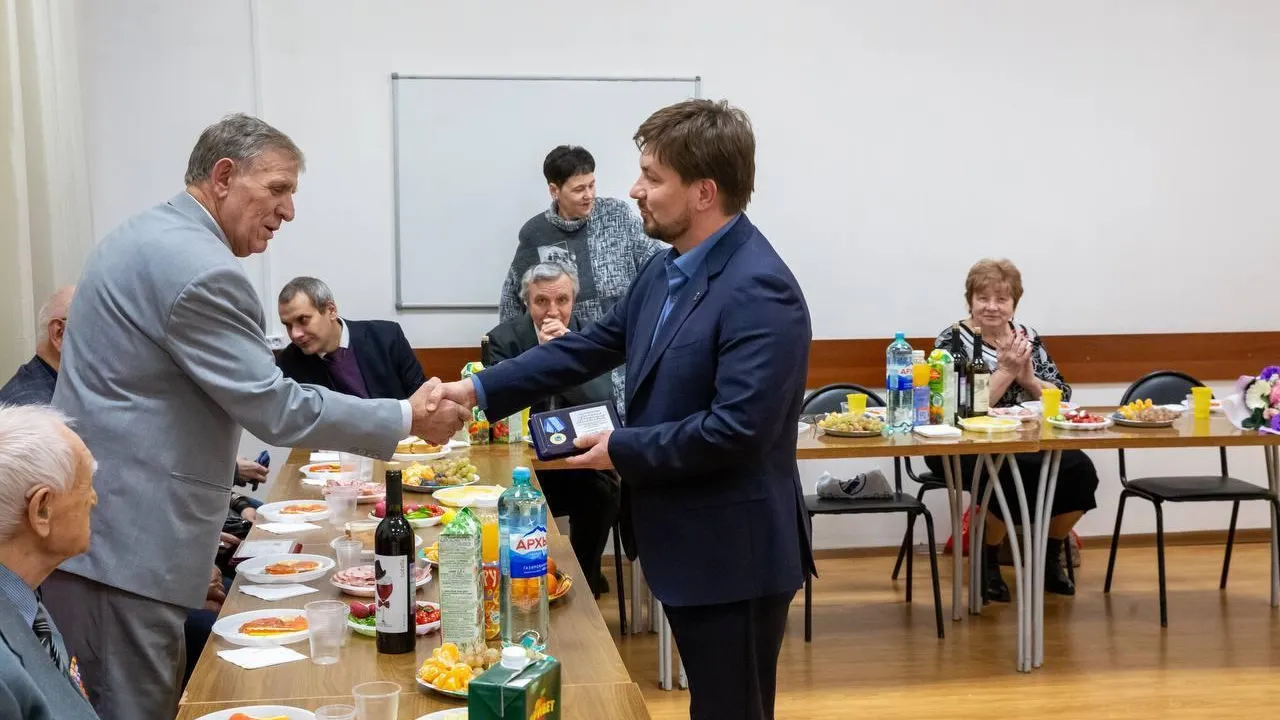 Власти Подольска вручили награду фотографу-ветерану