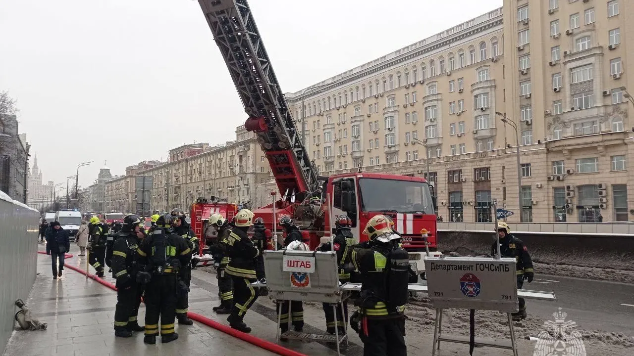 МЧС: огонь распространяется по деревянным конструкциям Театра сатиры