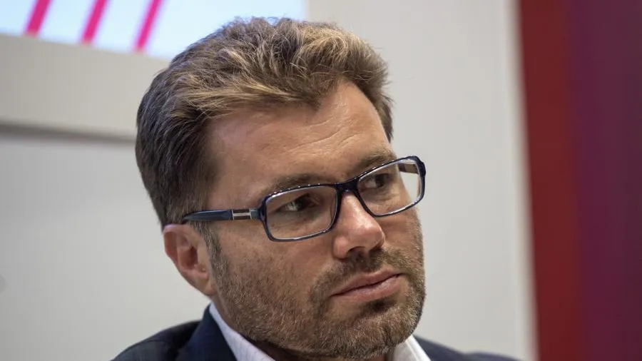 Писатель Олег Рой высказался о новогодних корпоративах за миллионы рублей