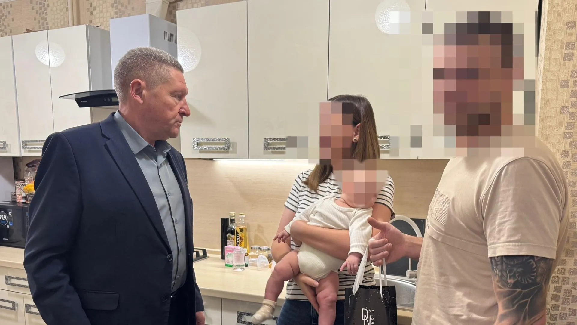 Депутат Мособлдумы Барсуков посетил семью участника СВО и вручил подарки
