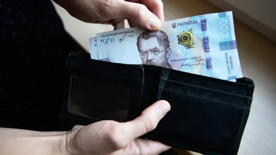Mash: полицейские грабили жителей Херсона, переводивших гривны в рубли