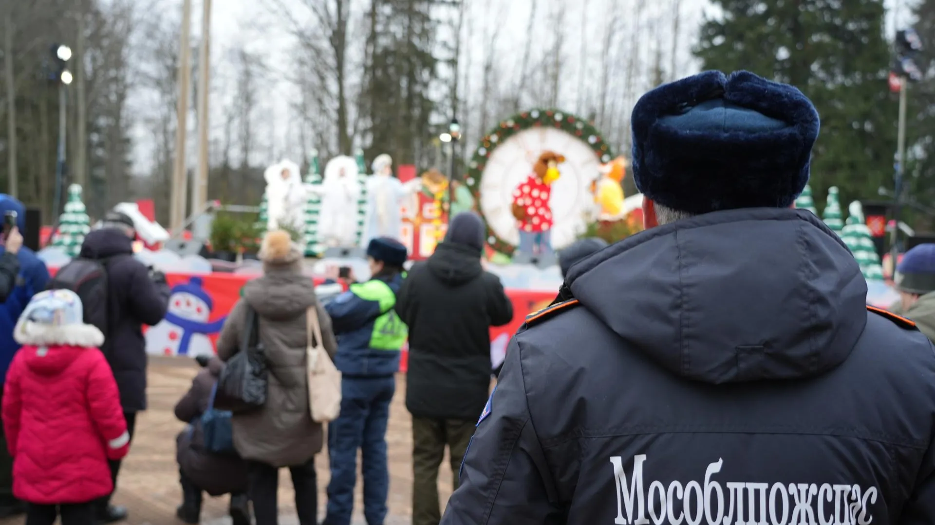 Спасатели «Мособлпожспаса» обеспечили безопасность при рубке главной елки в Рузском округе