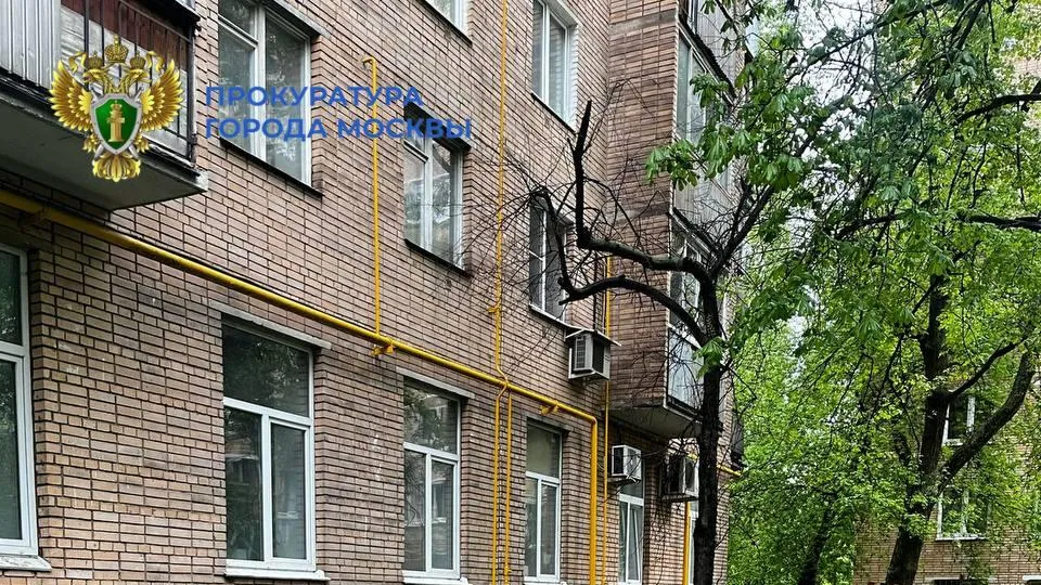 Двухлетняя девочка выпала из окна 6-го этажа жилого дома на юге Москвы
