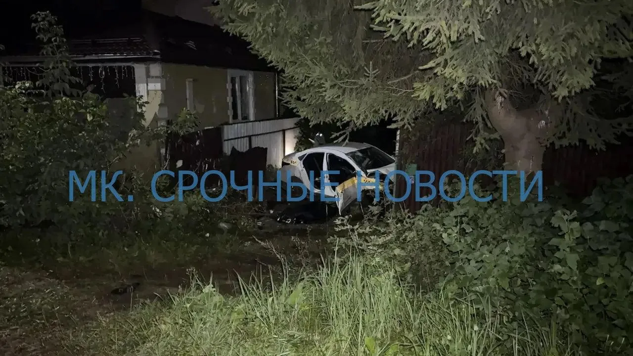 Такси влетело в забор дома в Яхроме. Есть погибшие и пострадавшие