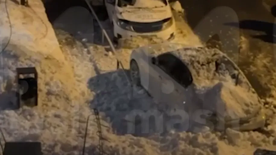 Чуть не убило девушку с собакой: масса снега рухнула на три машины в Звенигороде