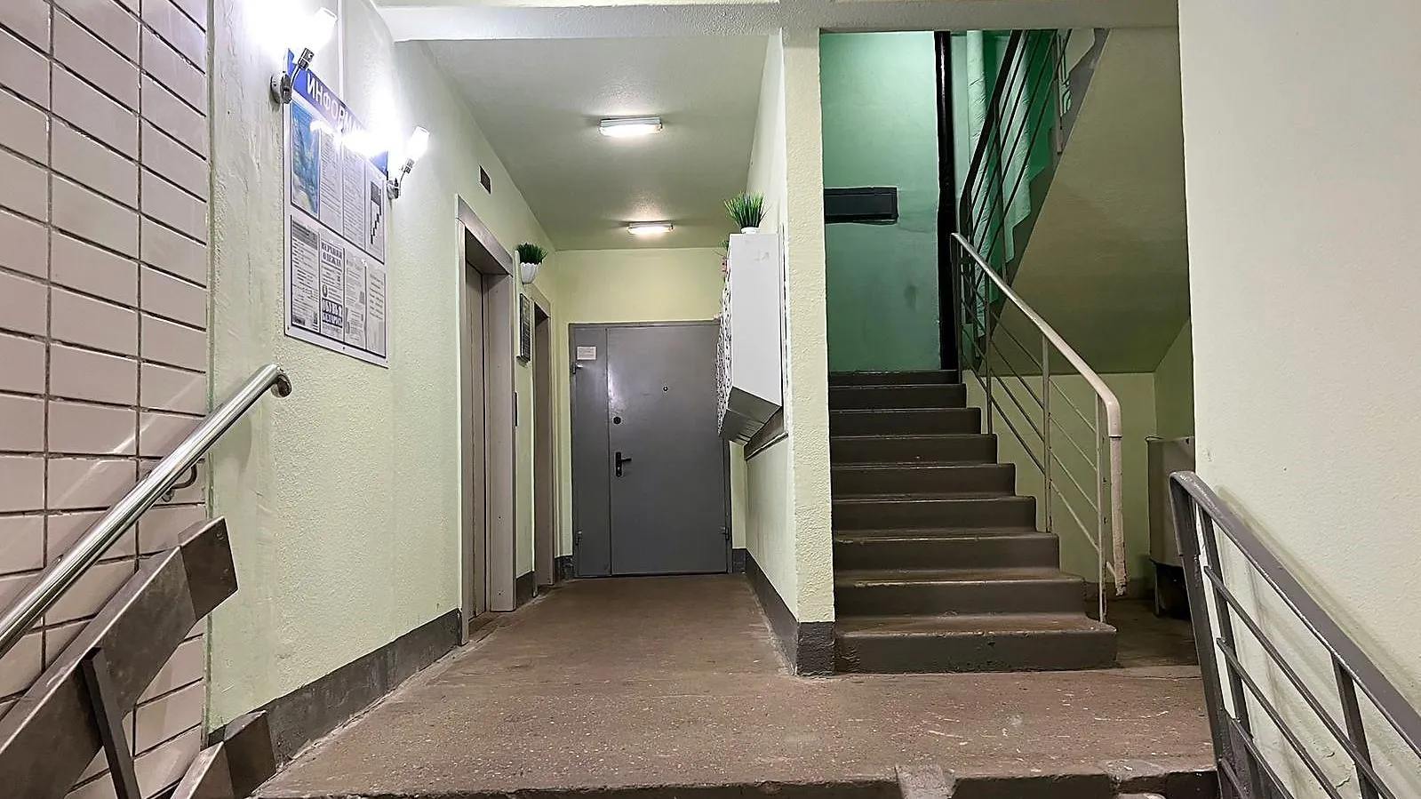 Ремонтные работы в подъездах двух улиц завершили в Красногорске