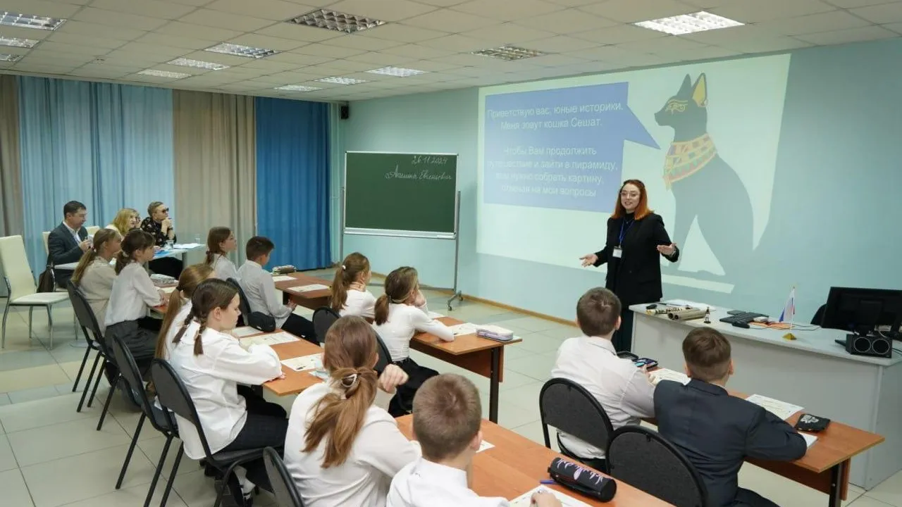 Зарплаты молодых воспитателей детских садов и учителей выросли в Подмосковье