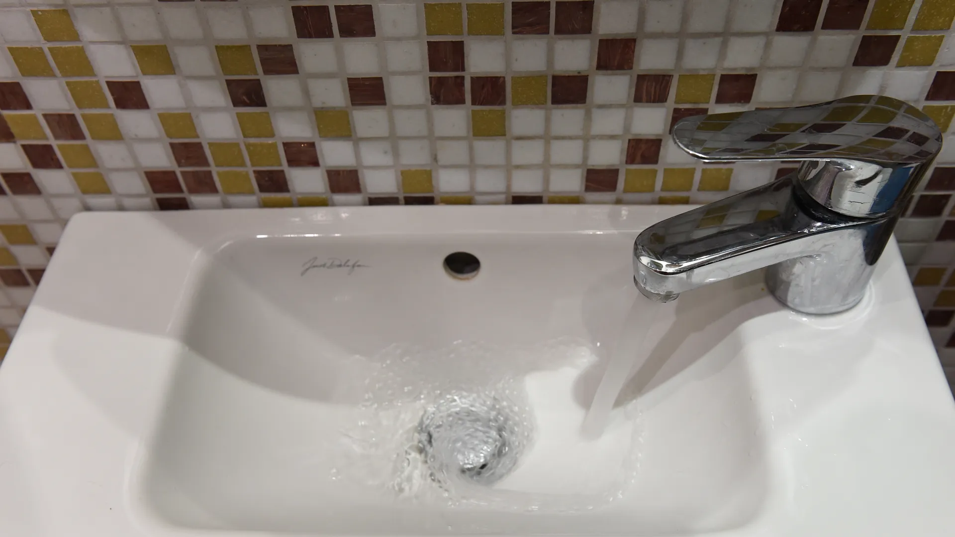 Жители города Волхов в Ленобласти остались без воды из-за аварии