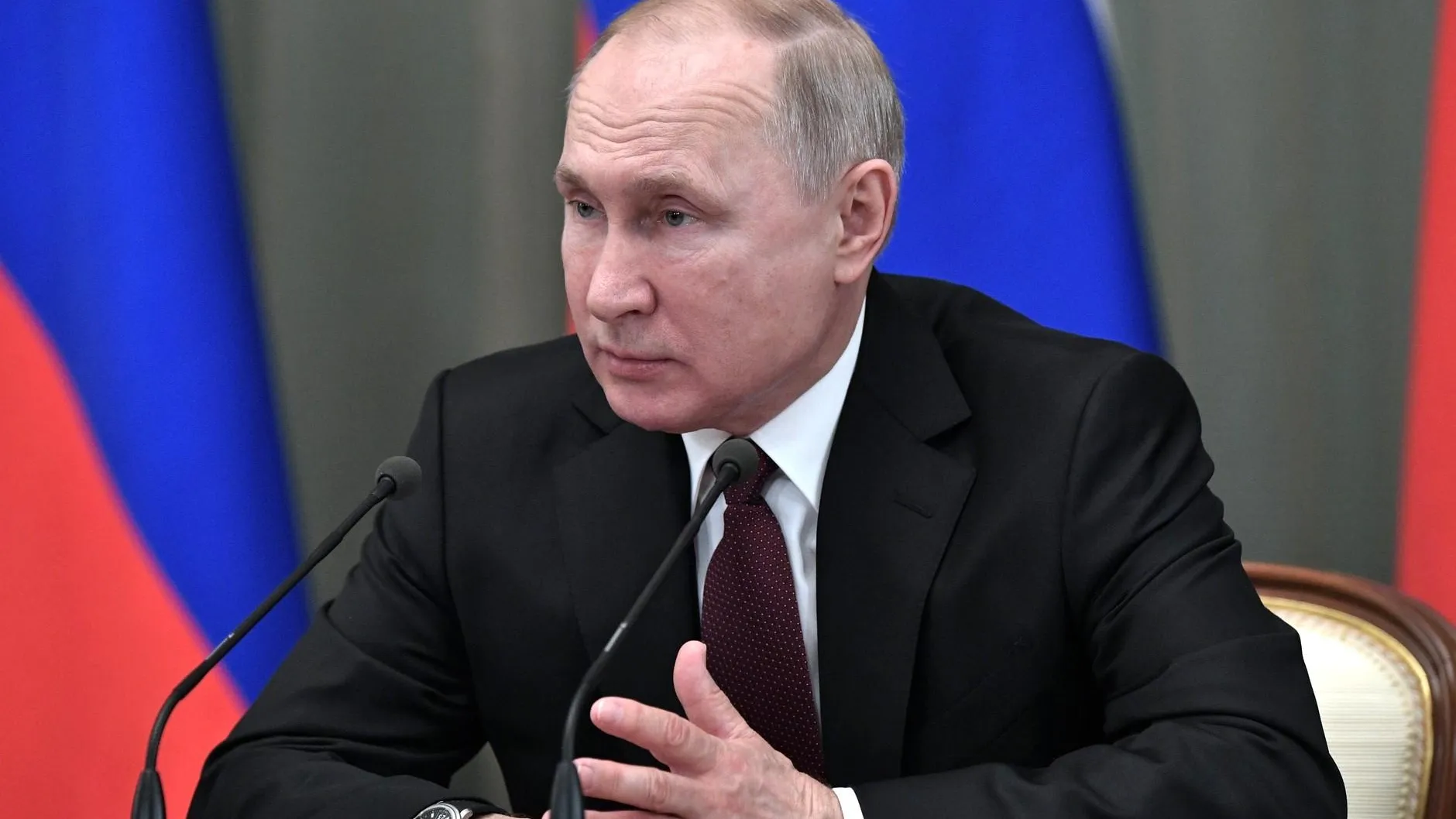 Листовки с поздравлениями Путину с днем рождения появились на улицах в Генуе