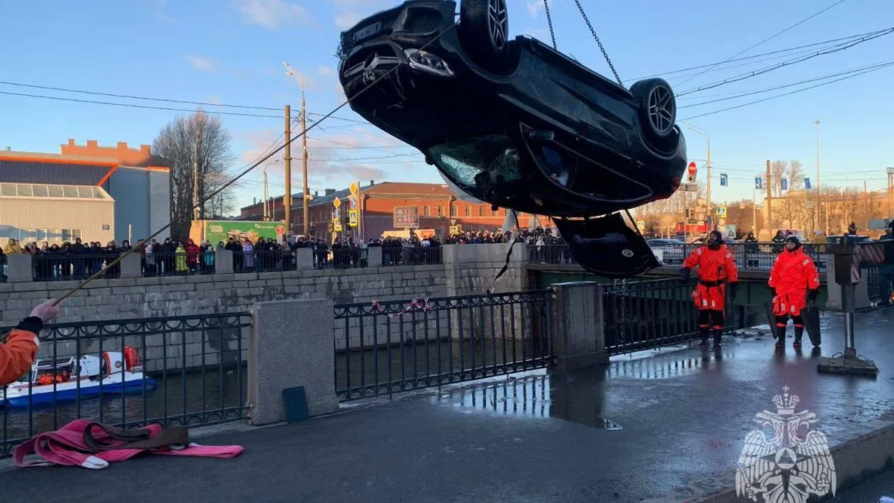 Тело женщины достали из авто, рухнувшего в Обводной канал в Петербурге после ДТП