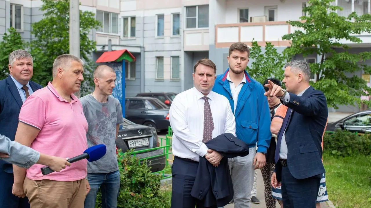 На Юбилейной улице Подольска устанавливают детские и спортивные площадки
