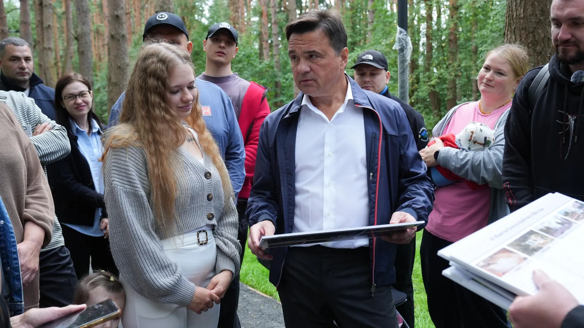 Андрей Воробьев проверил ход благоустройства лесопарка «Массовка» в Дедовске