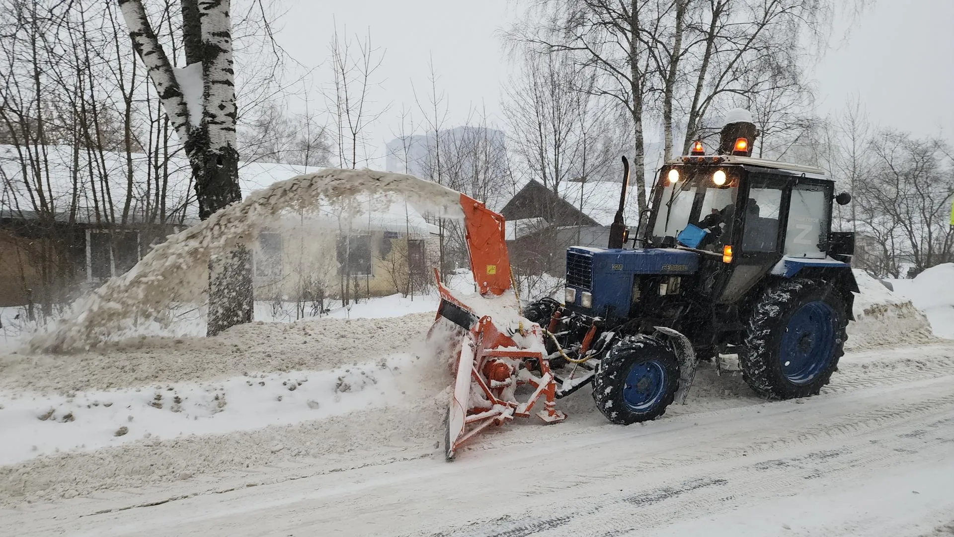 Коммунальные службы Лосино-Петровского вышли на уборку снега из-за циклона