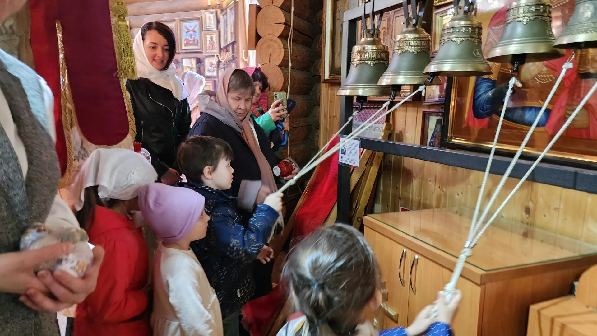 В Никольском храме Подольска верующие позвонили в колокола