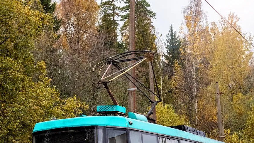 В Кемерове трамвай потерял окно прямо на ходу