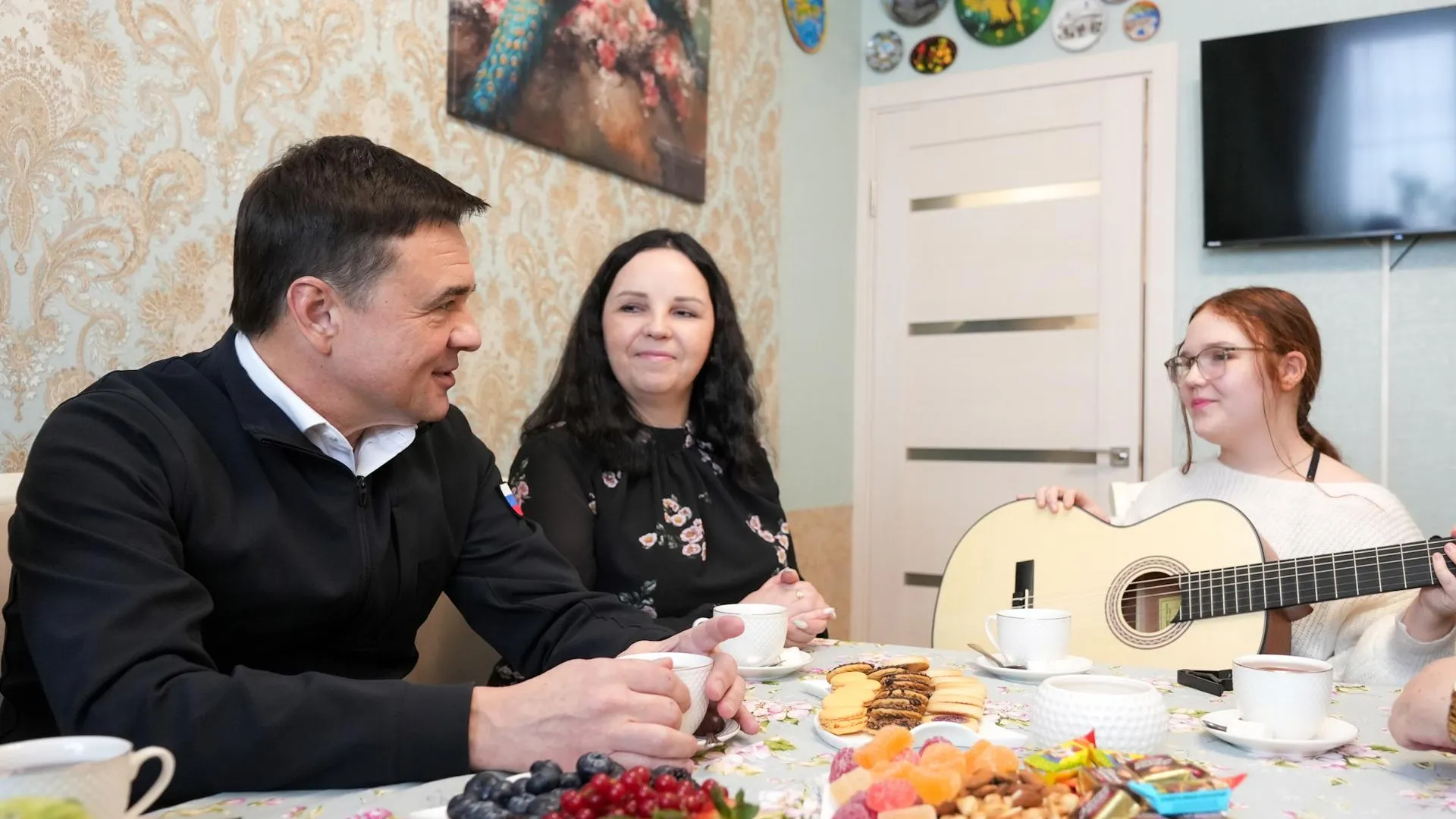 Воробьев поздравил с 8 Марта семью кавалера Ордена Мужества