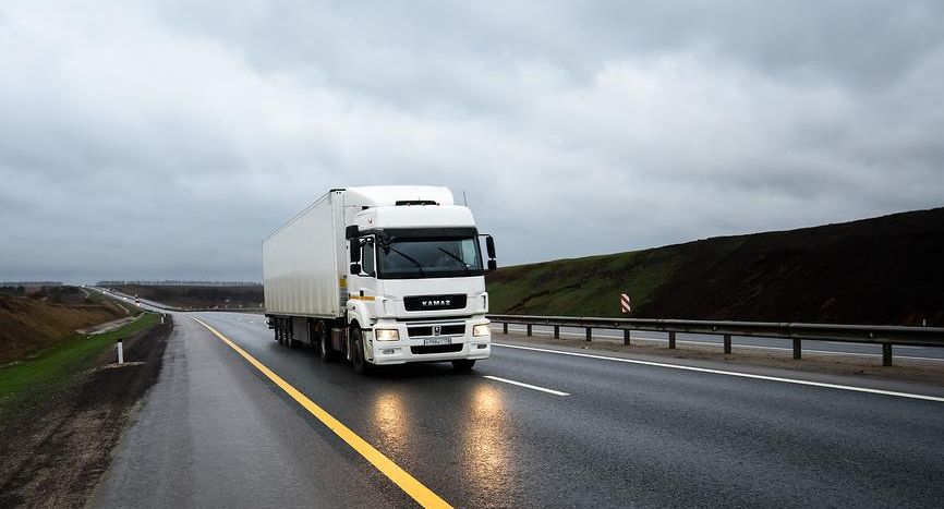 Исследование: дальнобойщики и автомаляры зарабатывают больше всех в автобизнесе