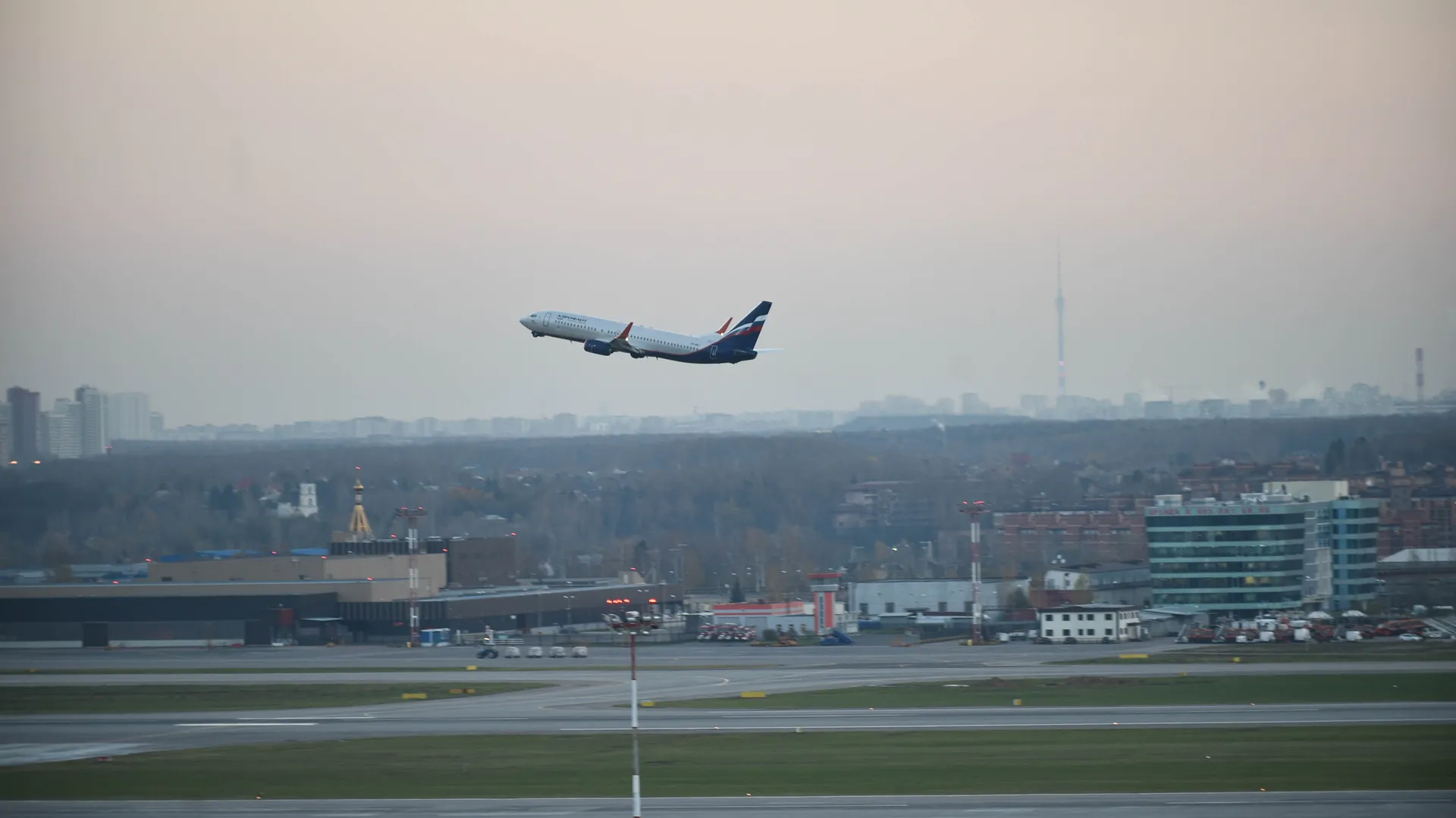 Работа аэропорта Шереметьево нарушена на фоне атаки БПЛА на Москву