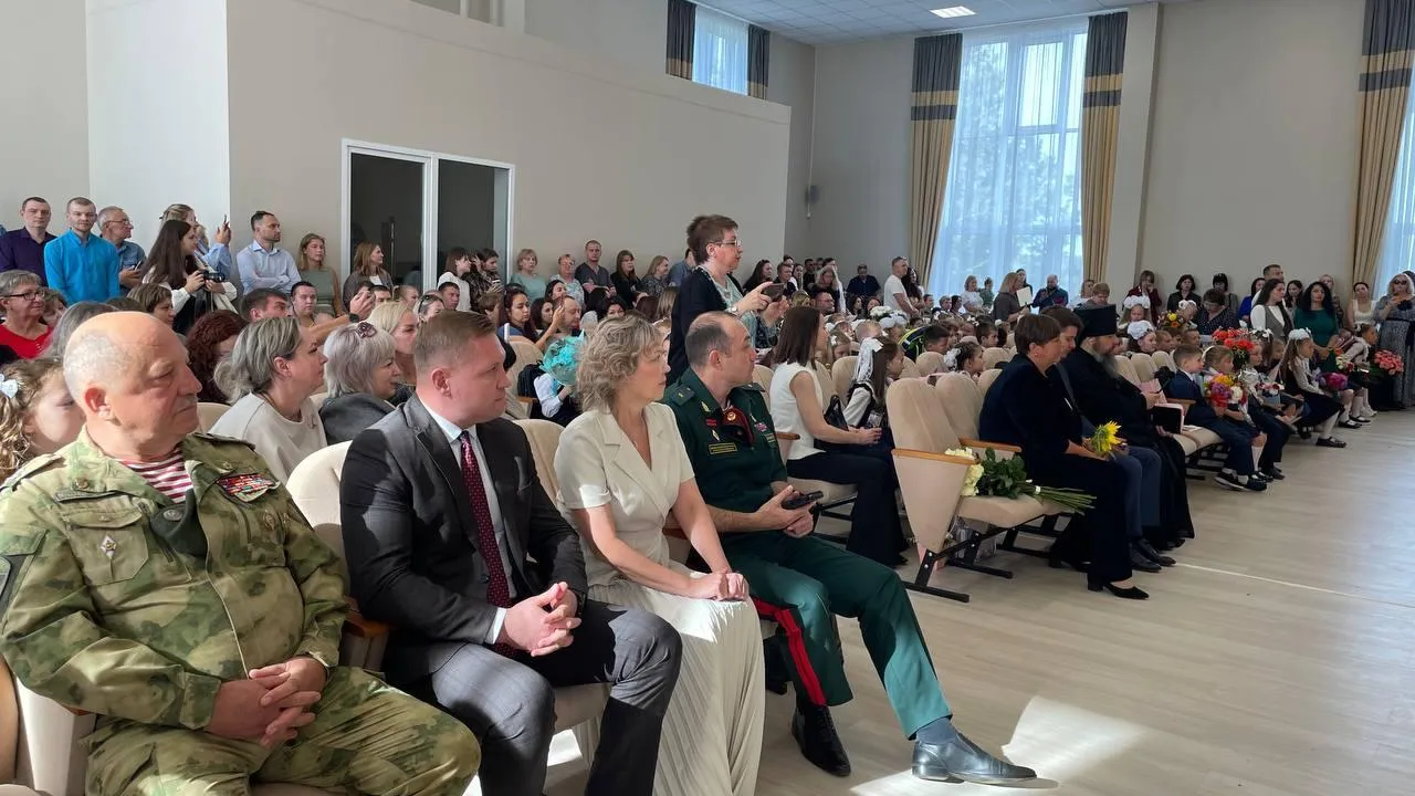 В здании Ашукинского образовательного комплекса прошла праздничная линейка
