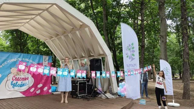 7‑метровую гирлянду из имен детей собрали на фестивале «Счастье вДвойне» в Люберцах