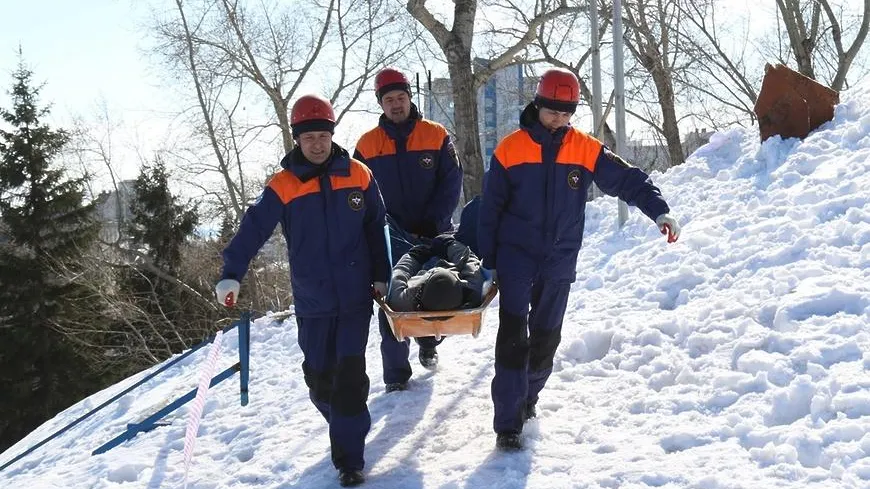 В Подольске спасатели освободили ребенка, застрявшего между деревьев во время катания